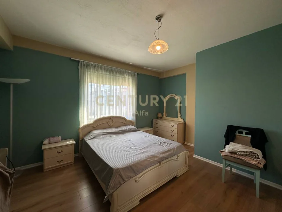 Tirane, jepet me qera apartament 1+1 Kati 3, 90 m² 700 € (vasil shanto)