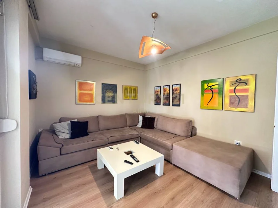 Tirane, jepet me qera apartament 1+1 Kati 3, 90 m² 700 € (vasil shanto)