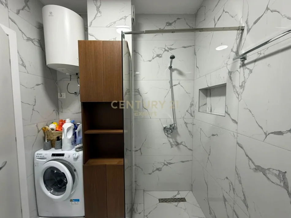 Tirane, jepet me qera apartament 1+1 Kati 8, 62 m² 550 € (laprake rezidenca aura)