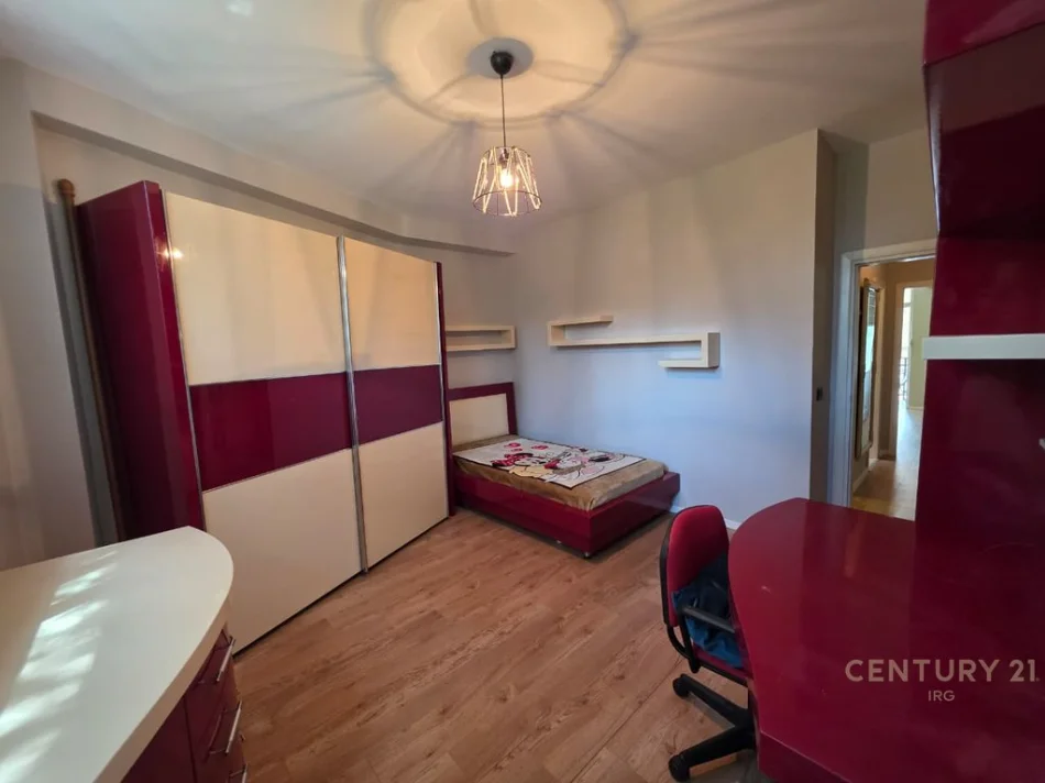 Tirane, jepet me qera apartament 2+1+Ballkon Kati 4, 110 m² 1.200 € (parlamneti ura e tabakeve)