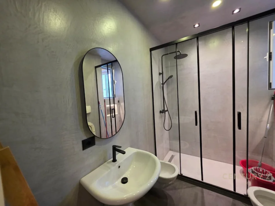 Tirane, jepet me qera apartament 2+1+Ballkon Kati 4, 110 m² 1.200 € (parlamneti ura e tabakeve)