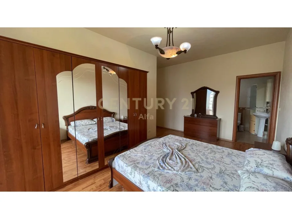 Tirane, jepet me qera apartament 2+1+Ballkon Kati 4, 130 m² 800 € (myslym shyri)