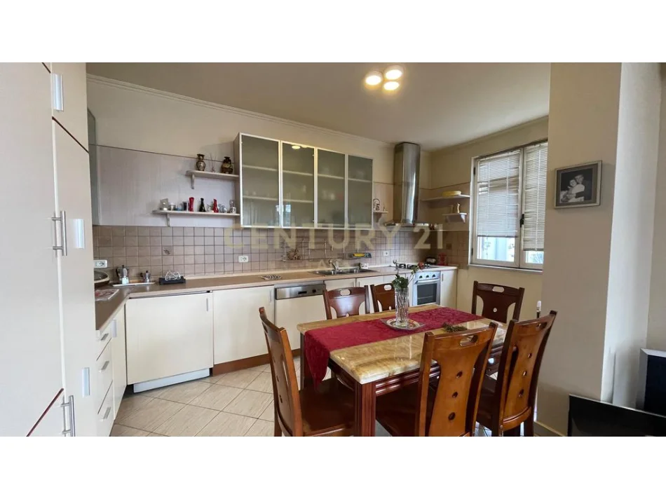 Tirane, jepet me qera apartament 2+1+Ballkon Kati 4, 130 m² 800 € (myslym shyri)