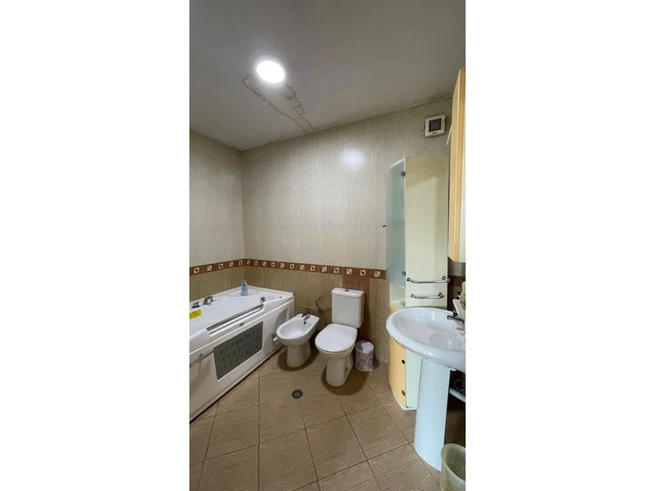 Tirane, jepet me qera apartament 2+1+Ballkon Kati 4, 130 m² 800 € (myslym shyri)