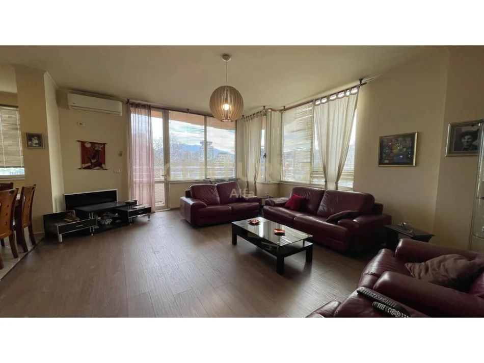 Tirane, jepet me qera apartament 2+1+Ballkon Kati 4, 130 m² 800 € (myslym shyri)