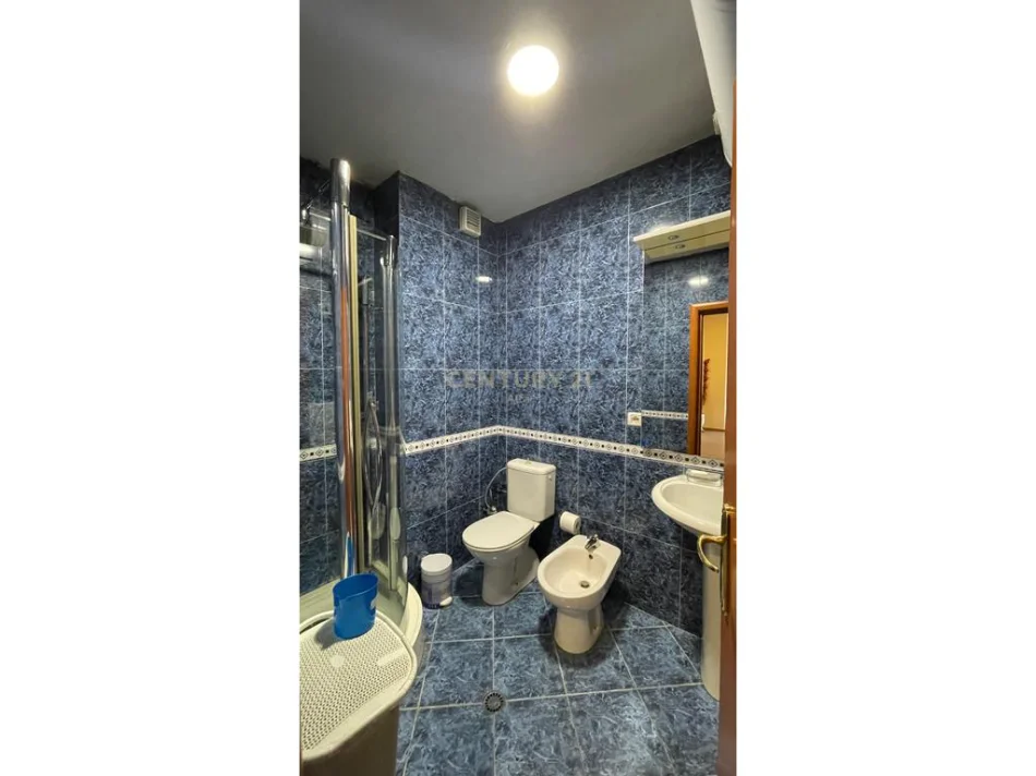 Tirane, jepet me qera apartament 2+1+Ballkon Kati 4, 130 m² 800 € (myslym shyri)