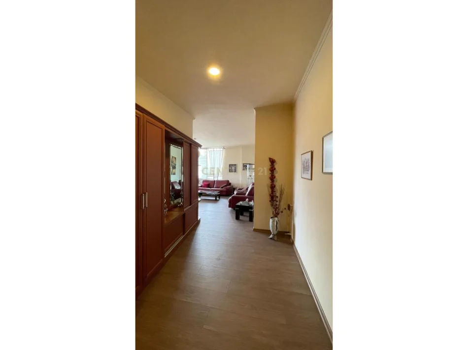 Tirane, jepet me qera apartament 2+1+Ballkon Kati 4, 130 m² 800 € (myslym shyri)
