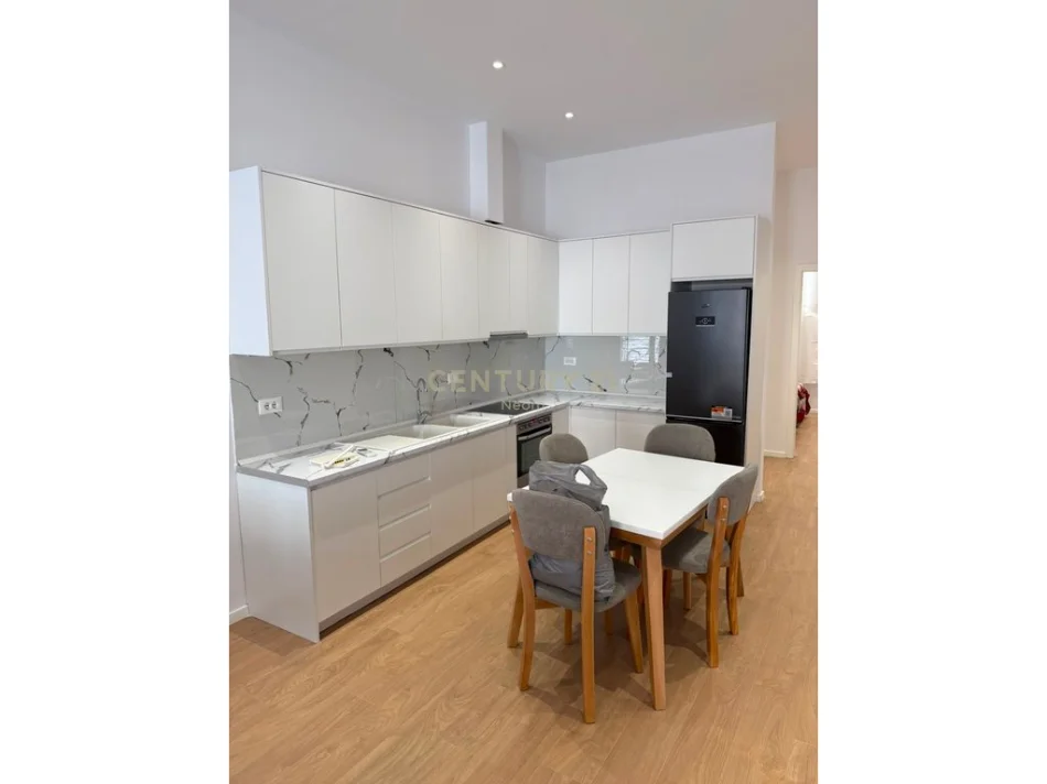 Tirane, jepet me qera apartament 2+1 Kati 2, 99 m² 600 € 