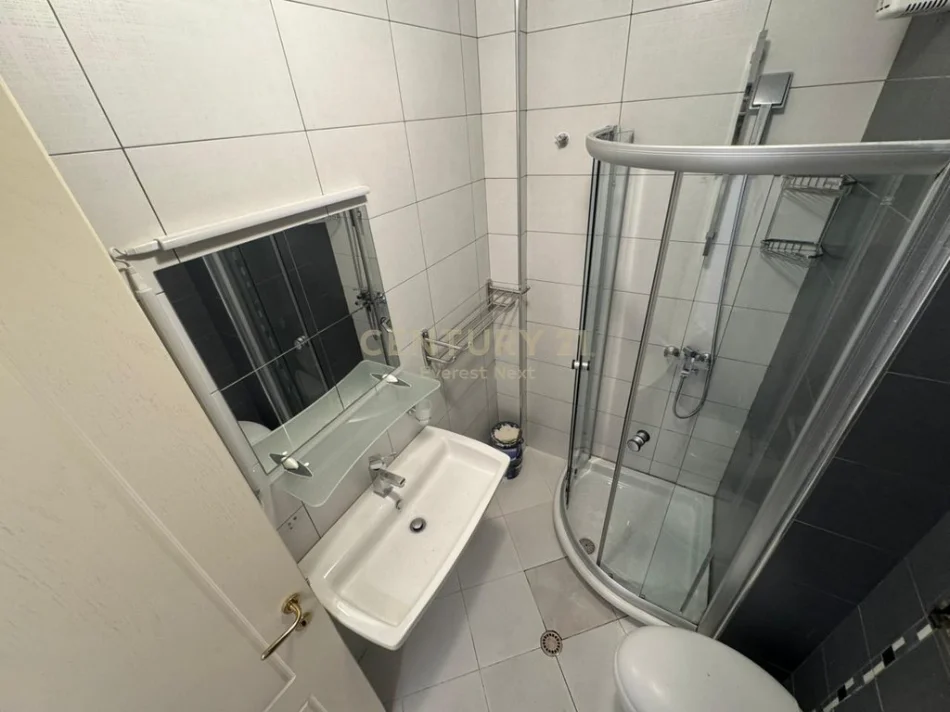 Tirane, jepet me qera apartament 2+1 Kati 5, 89 m² 1.000 € 