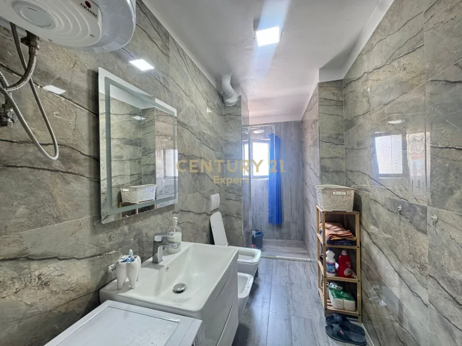Tirane, jepet me qera apartament 2+1 Kati 3, 90 m² 600 € (zogu zi)
