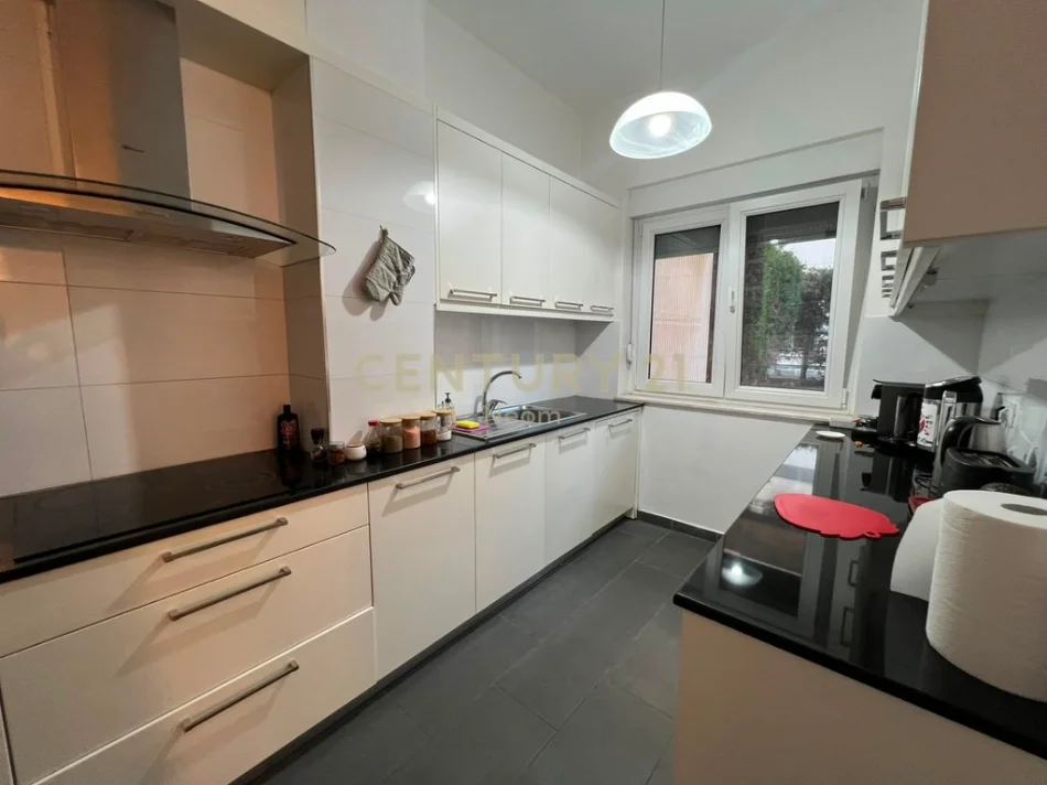 Tirane, jepet me qera apartament 2+1 Kati 1, 169 m² 1.700 € (sauk)