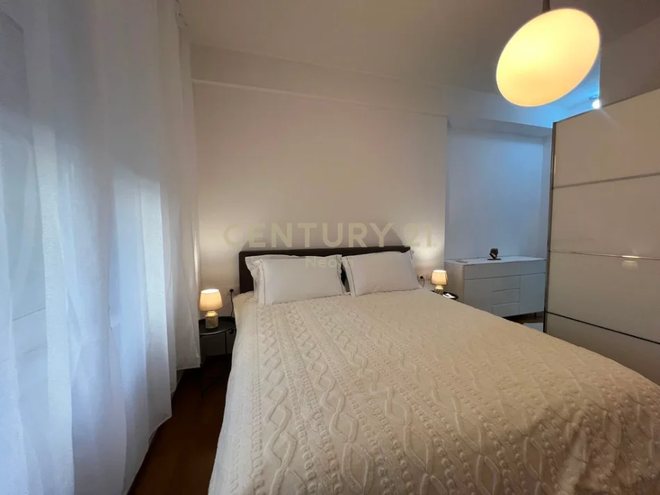 Tirane, jepet me qera apartament 2+1 Kati 1, 169 m² 1.700 € (sauk)