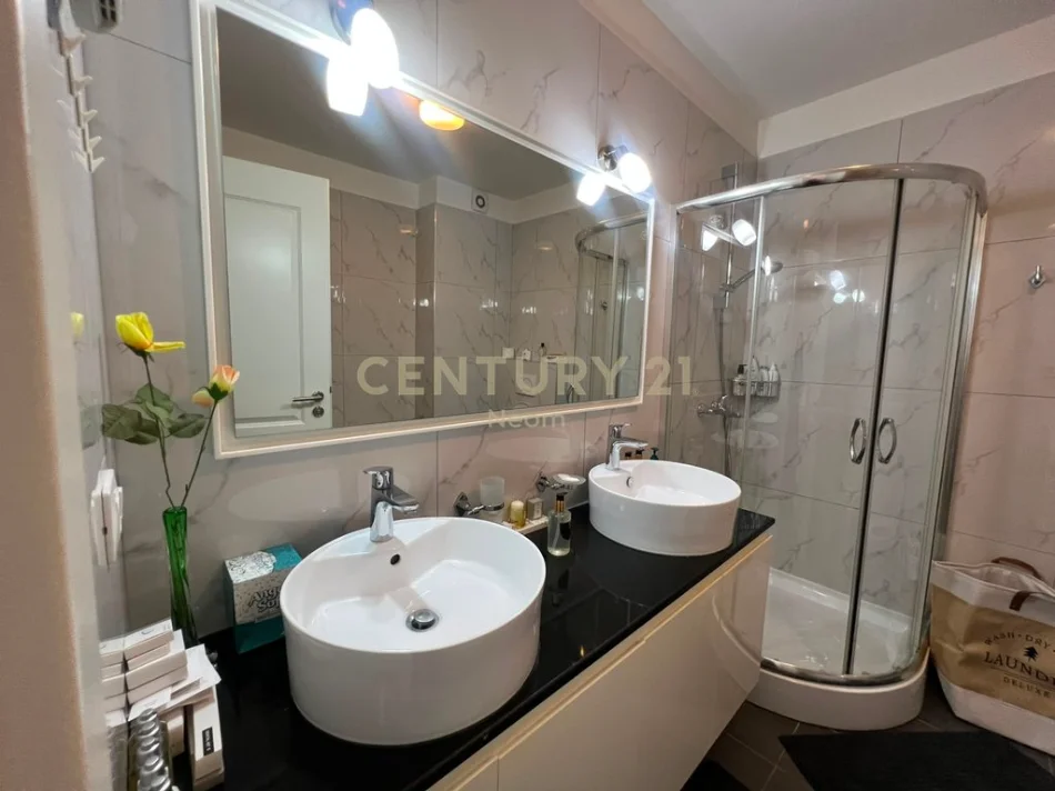 Tirane, jepet me qera apartament 2+1 Kati 1, 169 m² 1.700 € (sauk)