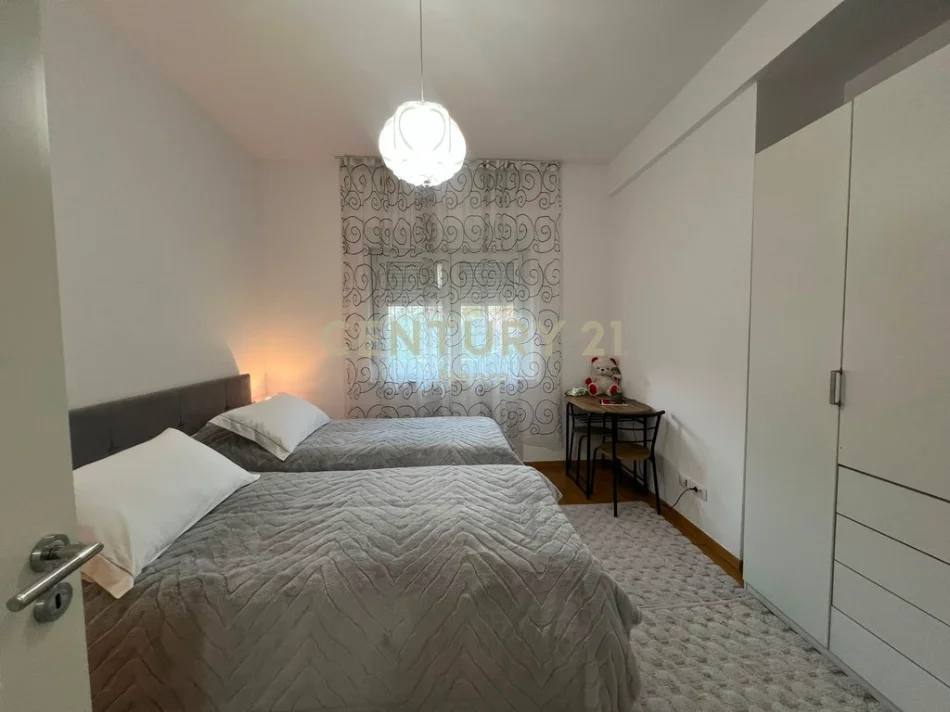 Tirane, jepet me qera apartament 2+1 Kati 1, 169 m² 1.700 € (sauk)