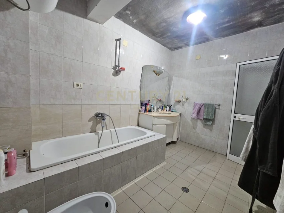 Tirane, shitet apartament 2+1+Ballkon Kati 4, 148 m² 285.000 € 
