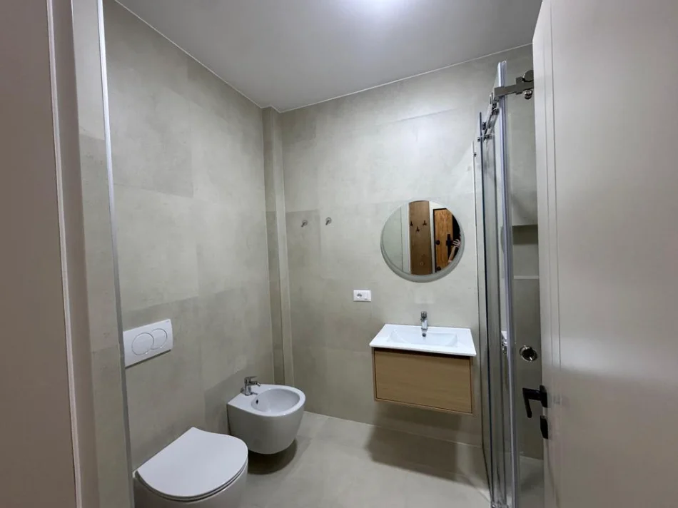 Tirane, jepet me qera apartament 1+1 Kati 1, 93 m² 750 € (kopshti botanik)