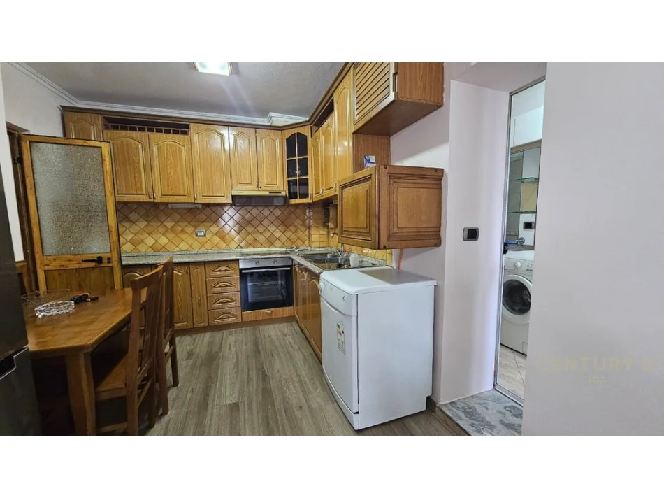 Tirane, shitet apartament 2+1 Kati 3, 73 m² 180.000 € (ali demi fusha e sportit)