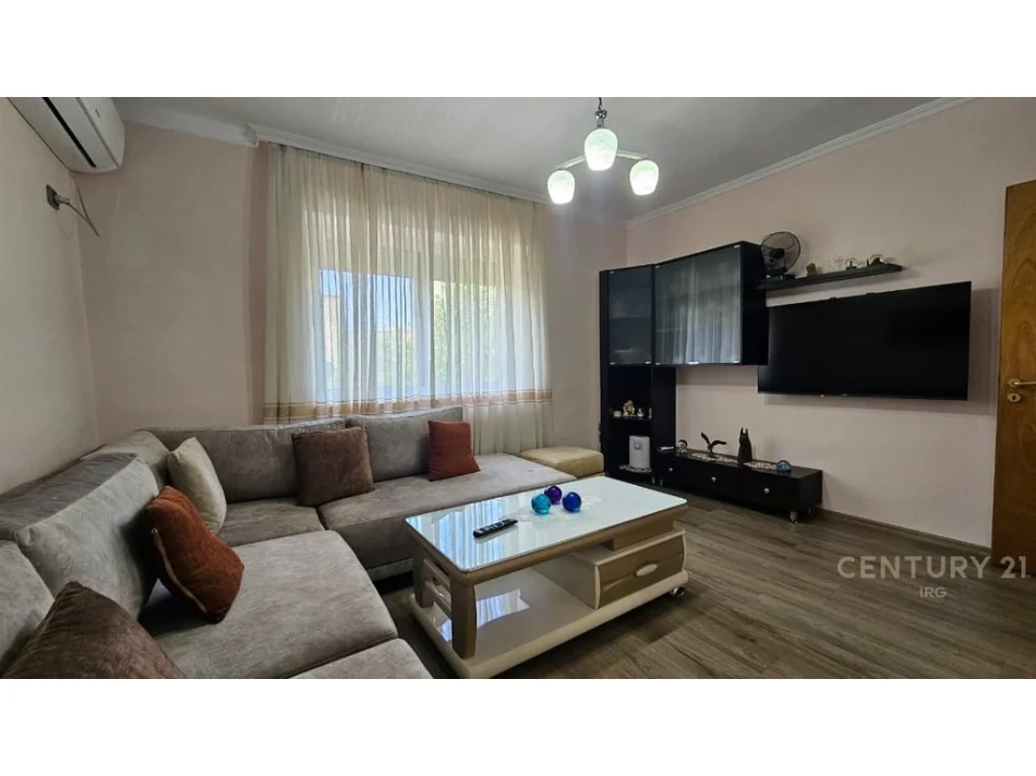 Tirane, shitet apartament 2+1 Kati 3, 73 m² 180.000 € (ali demi fusha e sportit)