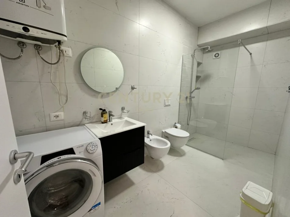 Tirane, jepet me qera apartament 2+1+Ballkon Kati 5, 110 m² 1.300 € (pazari i ri)