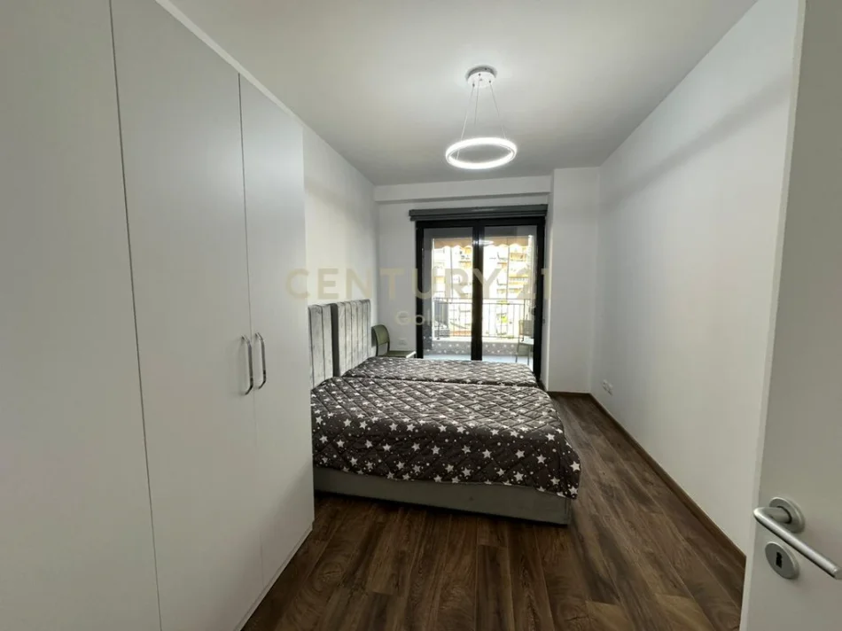 Tirane, jepet me qera apartament 2+1+Ballkon Kati 5, 110 m² 1.300 € (pazari i ri)