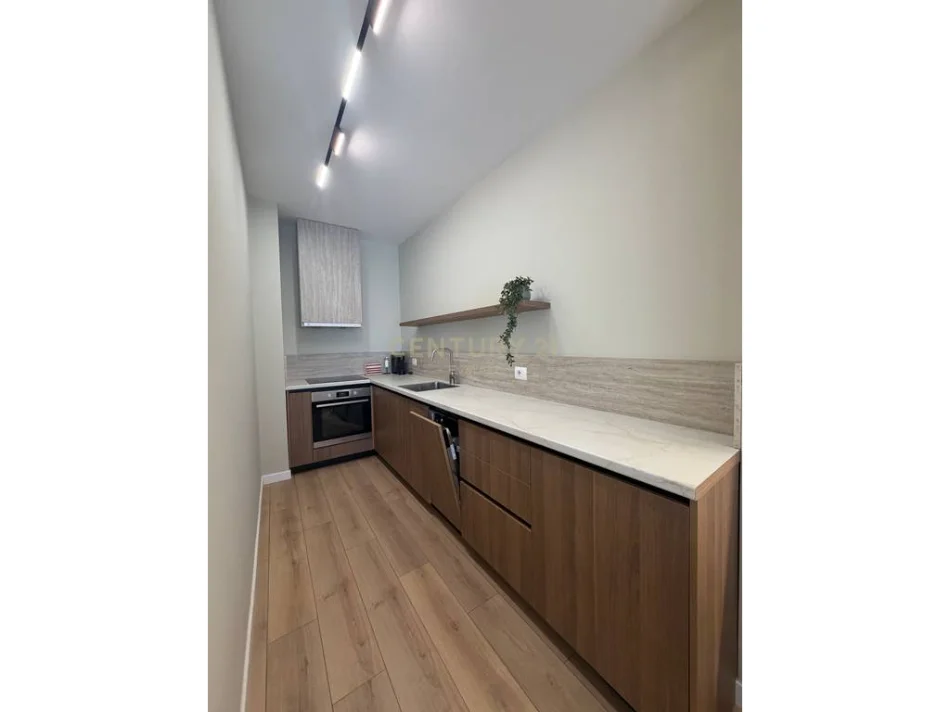 Tirane, jepet me qera apartament 1+1 Kati 7, 65 m² 900 € (rruga e barrikadave)
