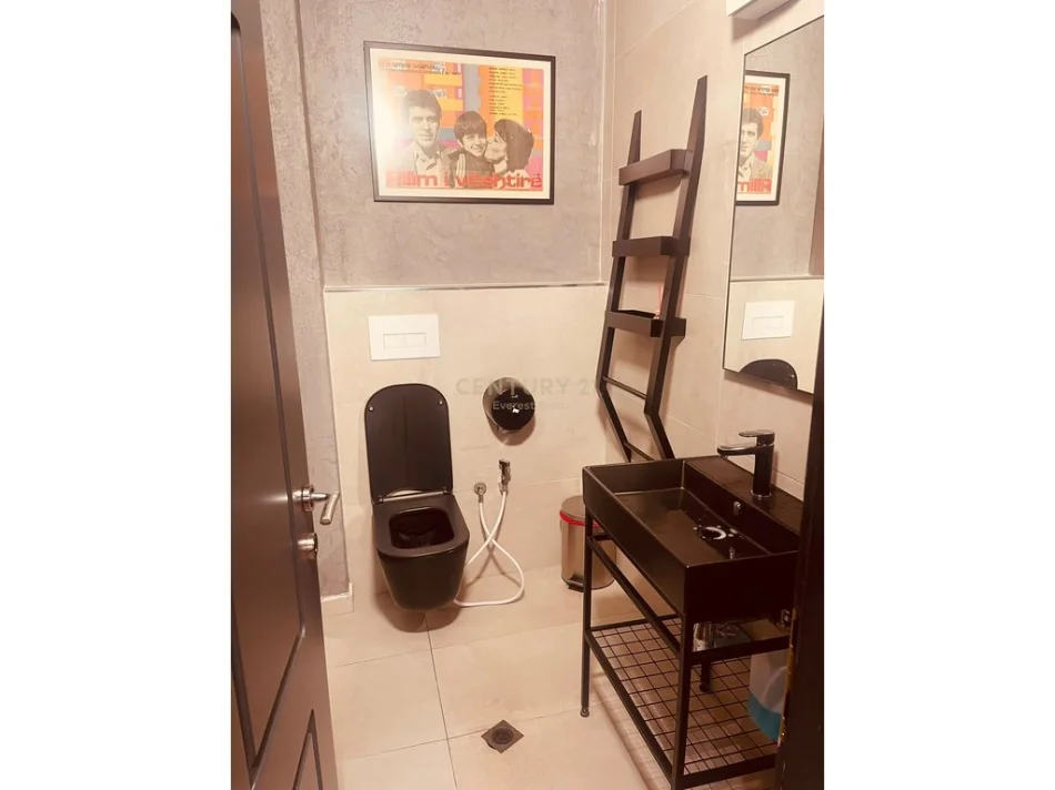 Tirane, jepet me qera zyre Kati 1, 175 m² 2.000 € (Bllok)