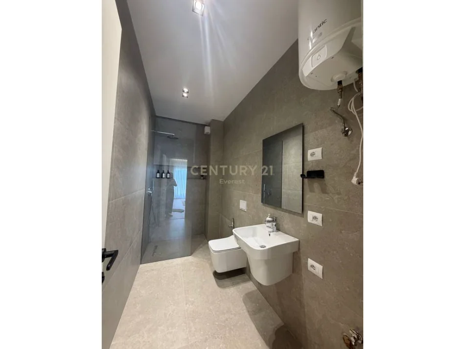Tirane, jepet me qera apartament 1+1 Kati 7, 65 m² 900 € (rruga e barrikadave)