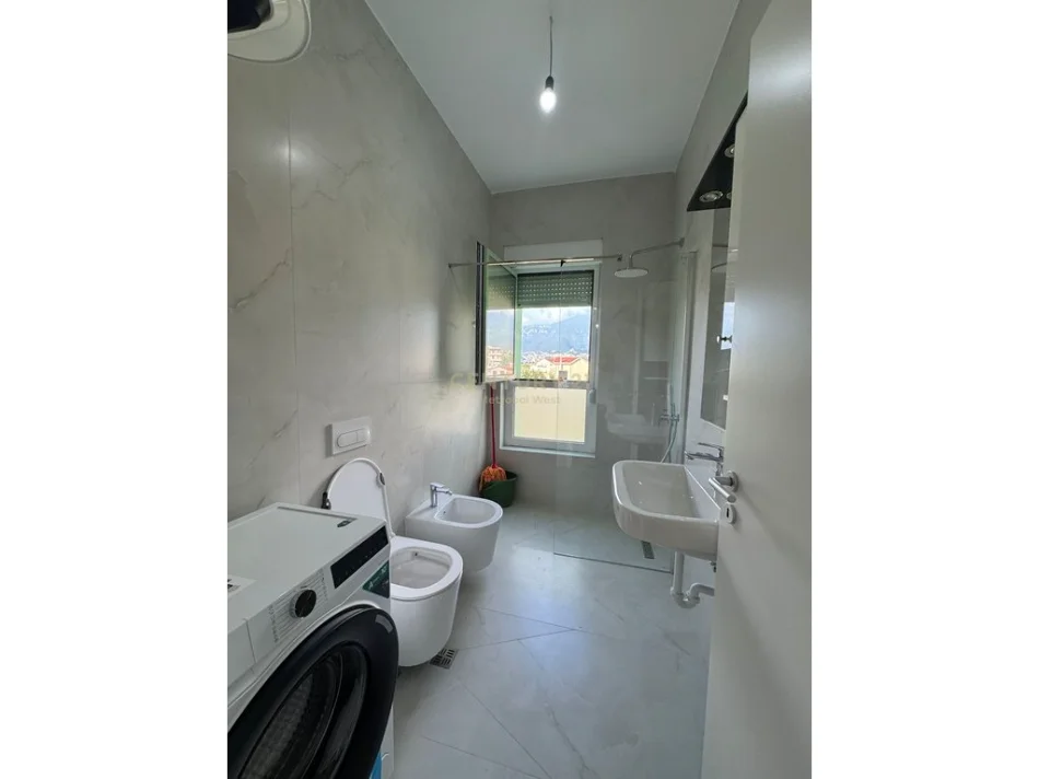 Tirane, jepet me qera apartament 2+1+Ballkon Kati 5, 72 m² 550 € (Ali Demi)