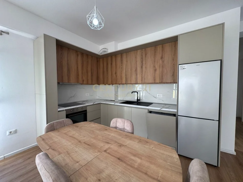 Tirane, jepet me qera apartament 2+1+Ballkon Kati 4, 100 m² 500 € (Rezidenca Kaimi, Ali Demi)