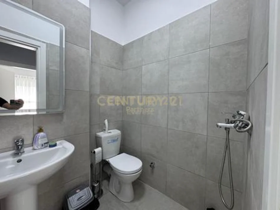 Tirane, jepet me qera apartament 2+1+Ballkon Kati 7, 101 m² 700 € (xhamlliku)
