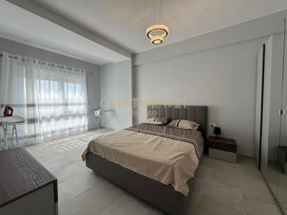 Tirane, jepet me qera apartament 2+1+Ballkon Kati 7, 101 m² 700 € (xhamlliku)
