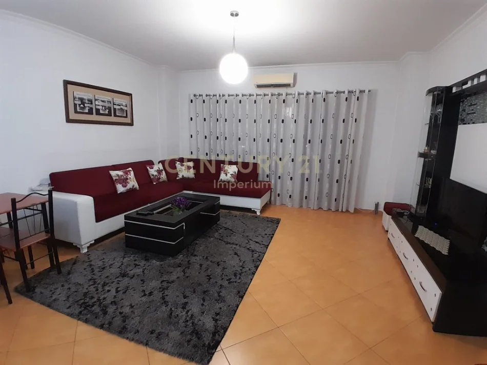 Tirane, jepet me qera apartament 2+1 Kati 3, 81 m² 500 € (astiri tek rrethi)