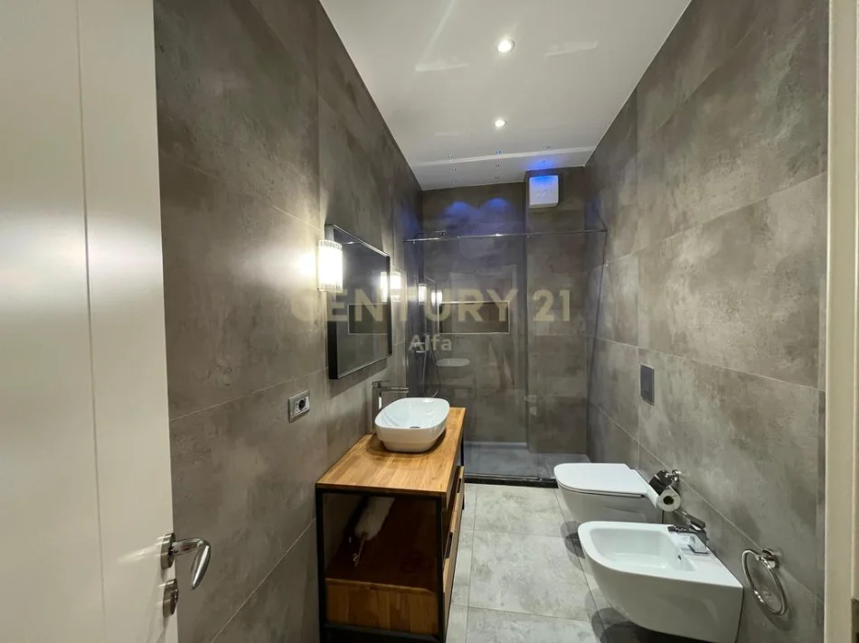 Tirane, shitet apartament 2+1+Ballkon Kati 1, 105 m² 229.000 € (kodra e diellit 1 prane british school)