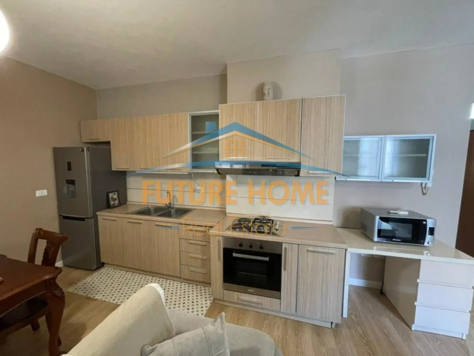 Tirane, jepet me qera apartament 1+1+Ballkon Kati 2, 87 m² 650 € 