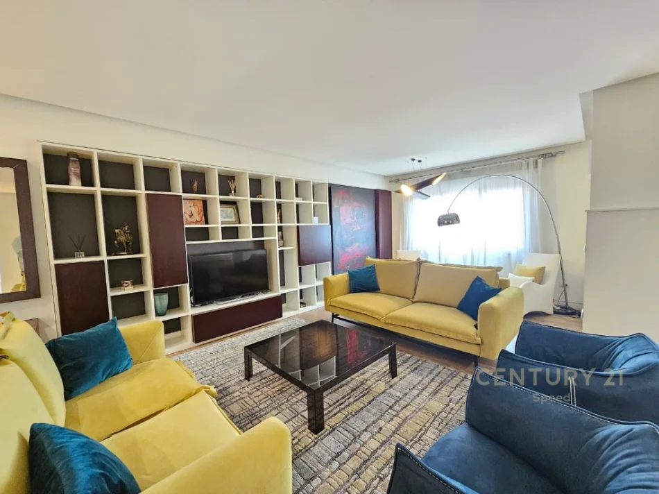 Tirane, jepet me qera apartament 2+1+Ballkon Kati 2, 120 m² 1.200 € (kompleksi dinamo)