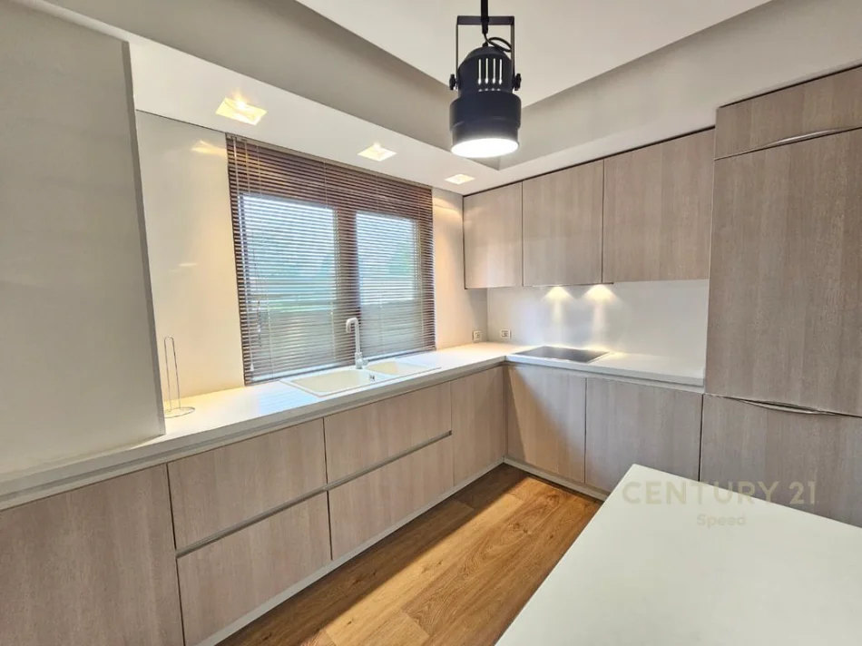 Tirane, jepet me qera apartament 2+1+Ballkon Kati 2, 120 m² 1.200 € (kompleksi dinamo)