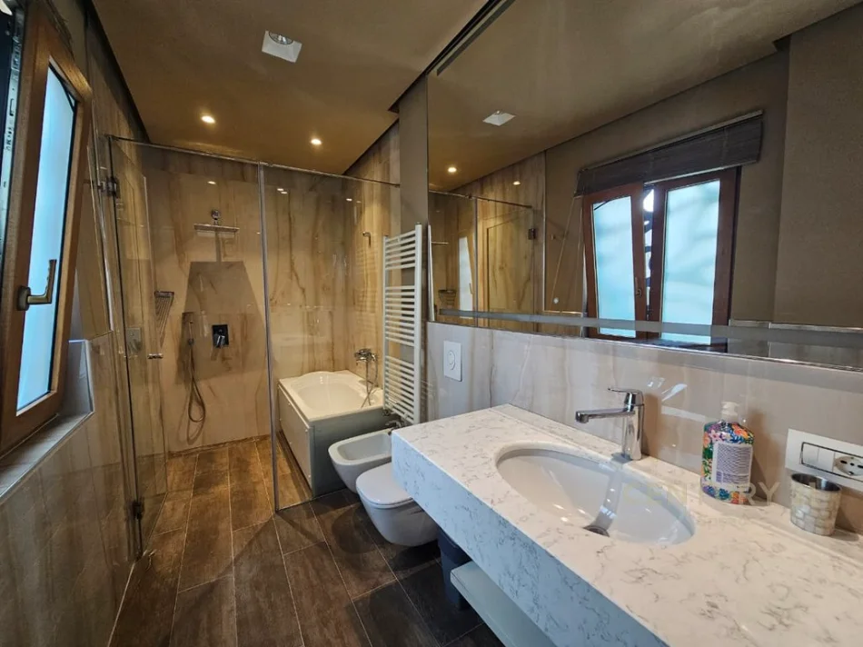 Tirane, jepet me qera apartament 2+1+Ballkon Kati 2, 120 m² 1.200 € (kompleksi dinamo)
