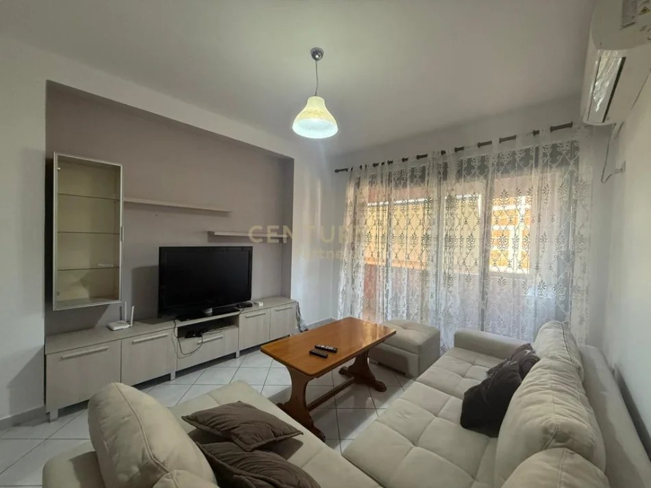 Shqiperi, jepet me qera apartament 1+1+Ballkon , 85 m² 450 € (Astiri)