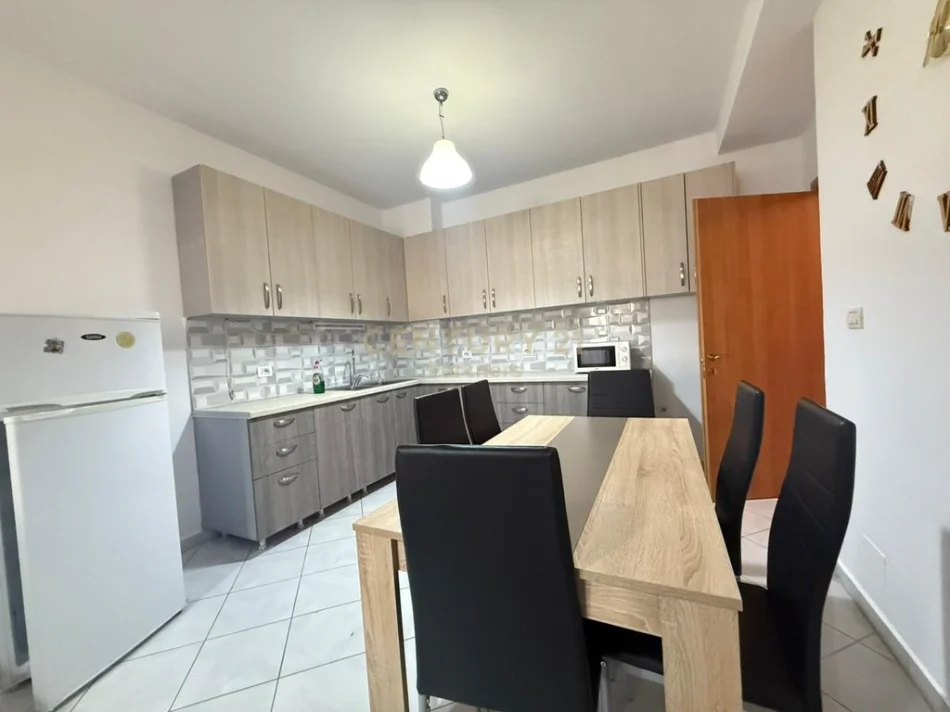 Tirane, jepet me qera apartament 1+1 Kati 6, 85 m² 450 € (astiri)