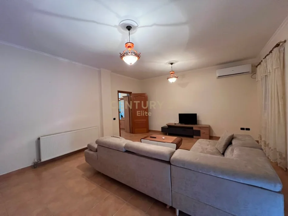 Tirane, jepet me qera apartament 2+1 Kati 2 i nje vile , 110 m² 550 € (porcelan)