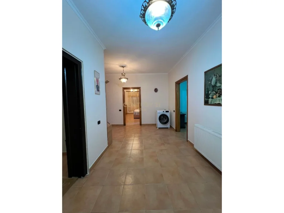 Tirane, jepet me qera apartament 2+1 Kati 2 i nje vile , 110 m² 550 € (porcelan)