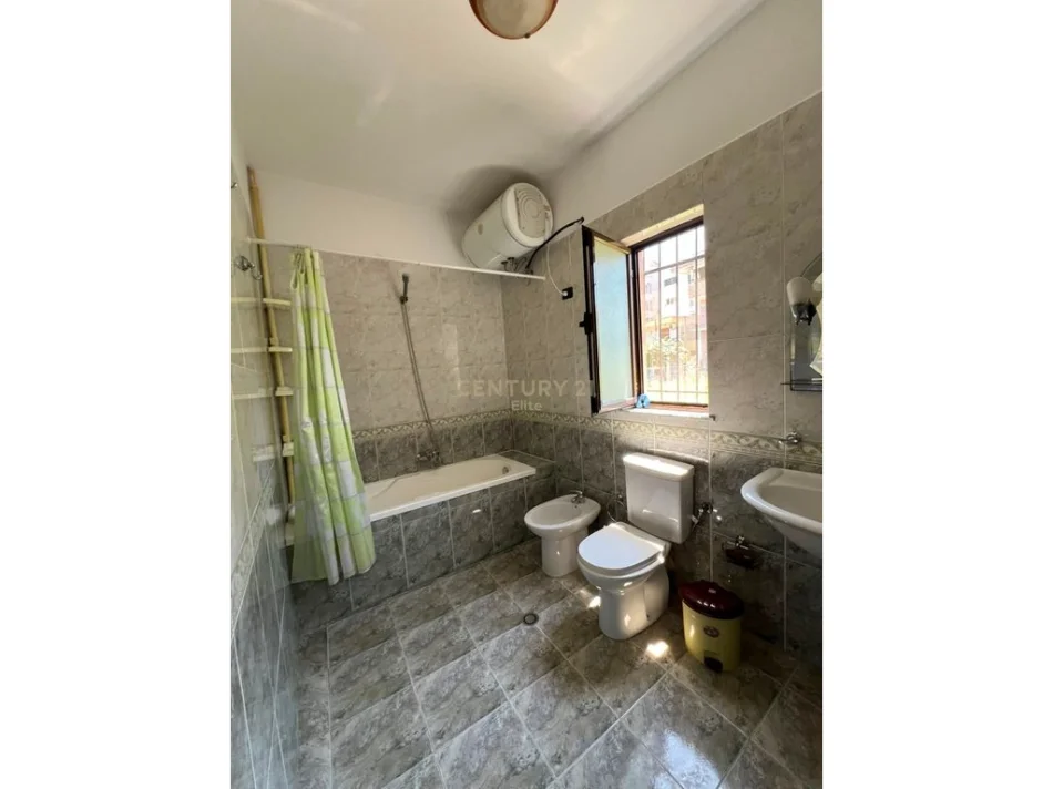 Tirane, jepet me qera apartament 2+1 Kati 2 i nje vile , 110 m² 550 € (porcelan)