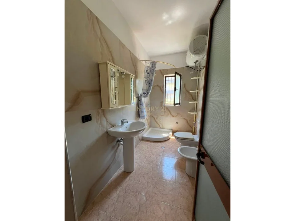 Tirane, jepet me qera apartament 2+1 Kati 2 i nje vile , 110 m² 550 € (porcelan)