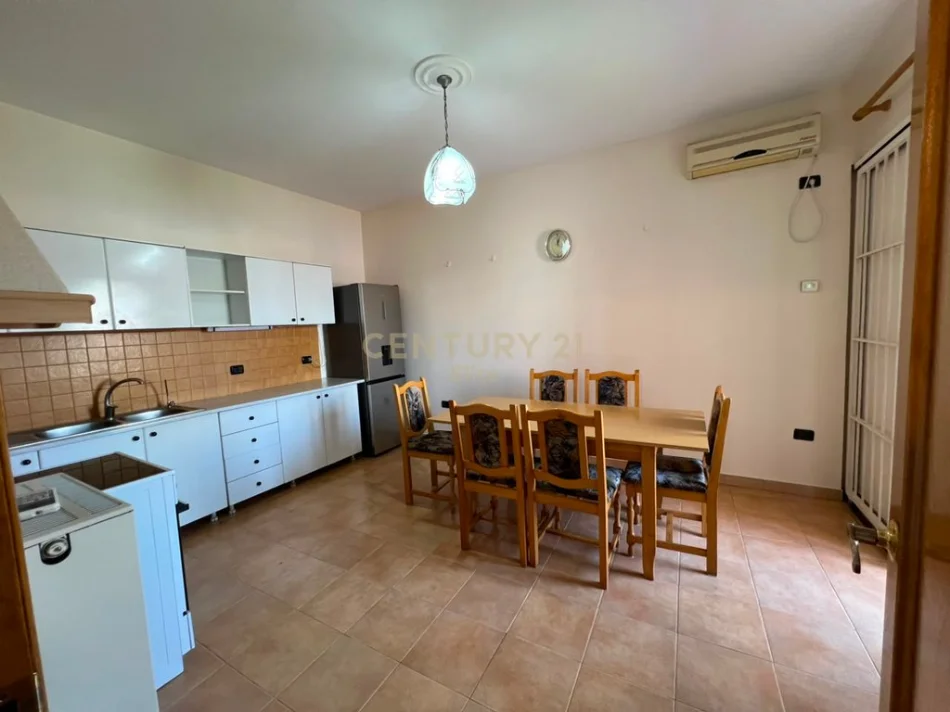 Tirane, jepet me qera apartament 2+1 Kati 2 i nje vile , 110 m² 550 € (porcelan)