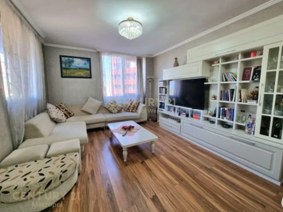 Tirane, jepet me qera apartament 2+1+Ballkon Kati 5, 112 m² 900 € (perballe toptanit)