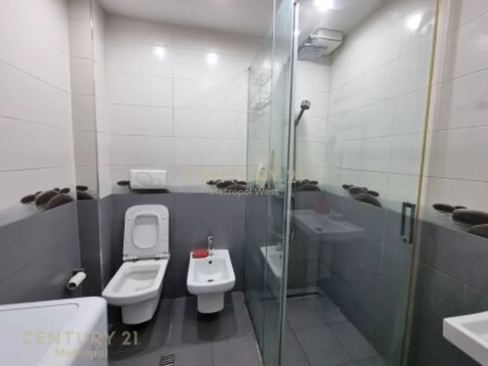 Tirane, jepet me qera apartament 2+1+Ballkon Kati 5, 112 m² 900 € (perballe toptanit)