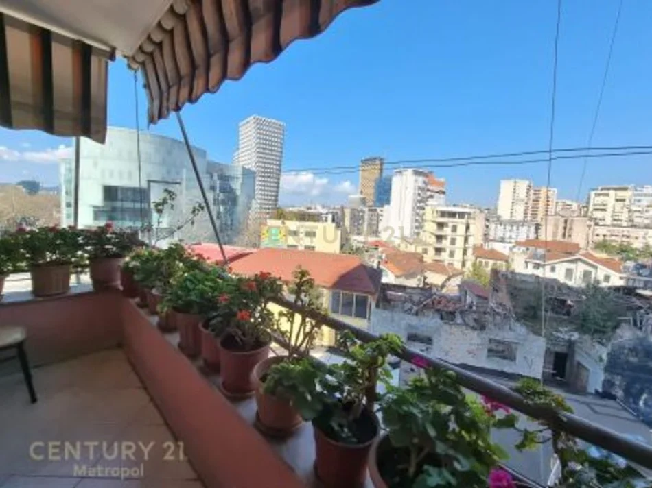 Tirane, jepet me qera apartament 2+1+Ballkon Kati 5, 112 m² 900 € (perballe toptanit)