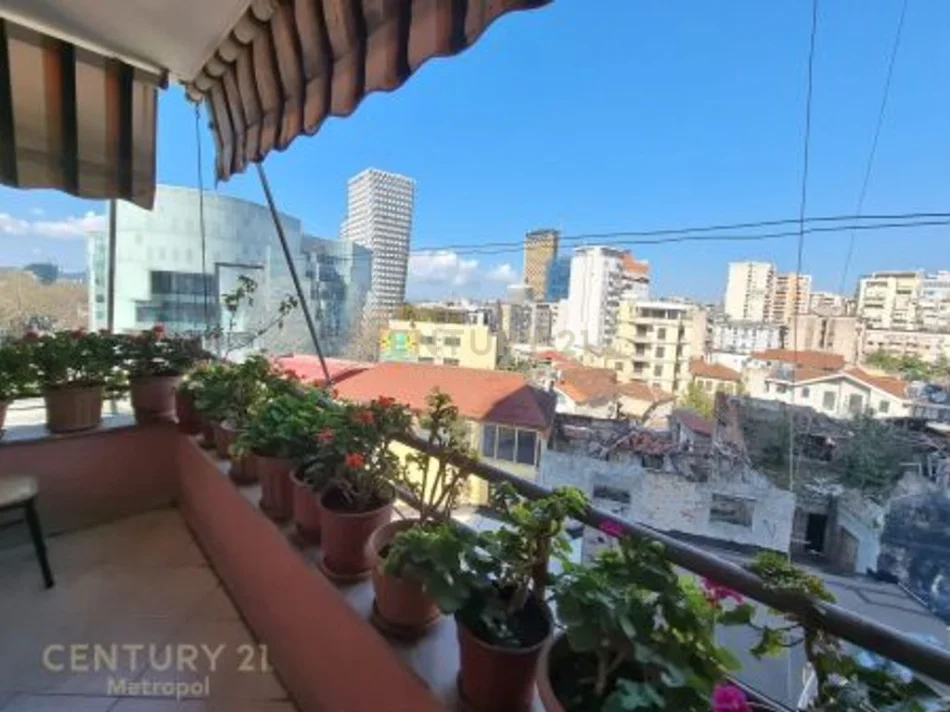 Tirane, jepet me qera apartament 2+1 Kati 5, 112 m² 900 € 