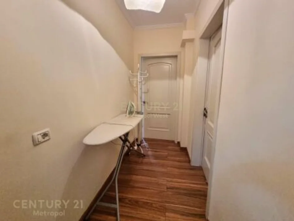 Tirane, jepet me qera apartament 2+1+Ballkon Kati 5, 112 m² 900 € (perballe toptanit)