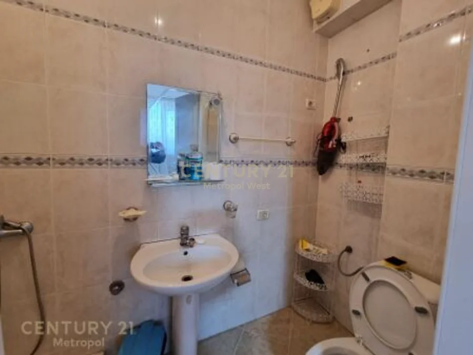 Tirane, jepet me qera apartament 2+1 Kati 5, 112 m² 900 € 